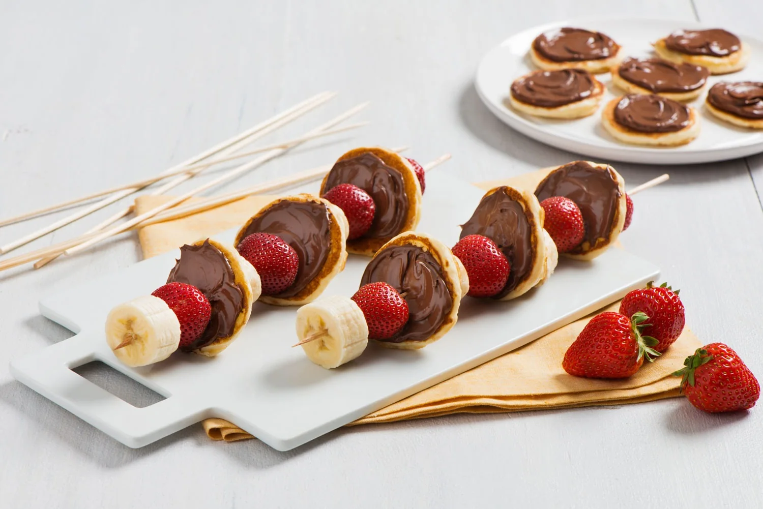 Fruit skewers with chocolate